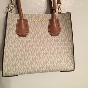 Small Michael Kors purse with shoulder strap